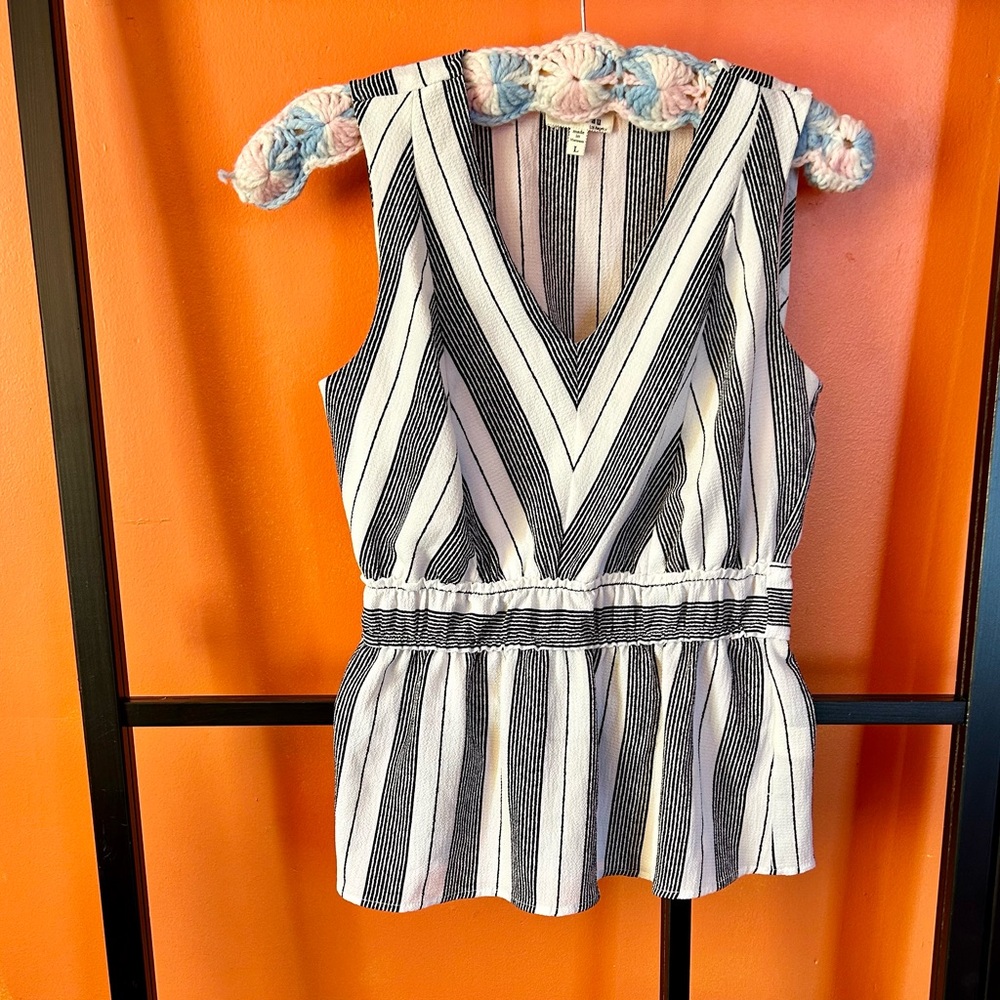 💚💚5/$25💚💚
🤍 Monteau Striped Peplum Top | Black White | V-Neck Sleeveless Blouse